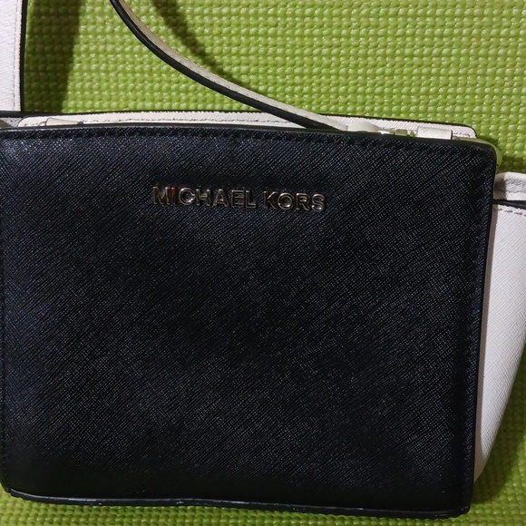 Michael Kors Handbags - Michael Kors Black and White Crossbody Bag